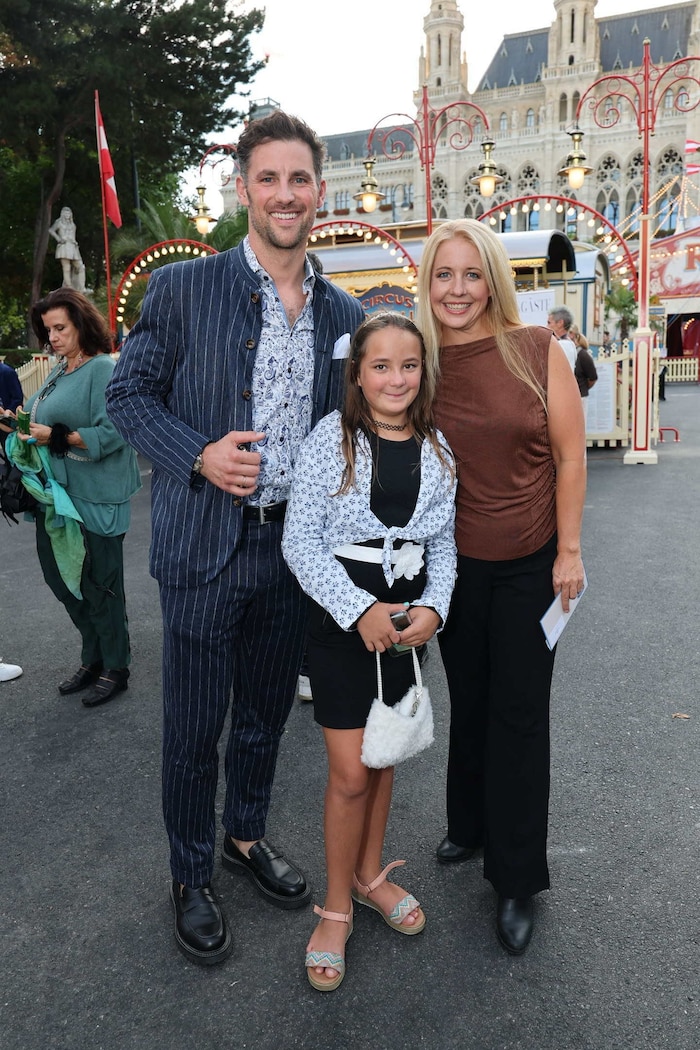 Ferdinand Seebacher bei Iva Schell und Tochter Viktoria.