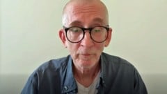 Einen Tag nach Bekanntwerden der Vorwürfe hat sich der Kabarettist in einem Video an die ...