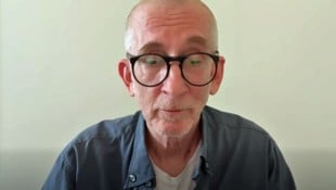 Einen Tag nach Bekanntwerden der Vorwürfe hat sich der Kabarettist in einem Video an die ...