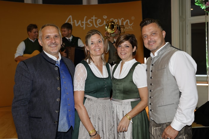 Die Aufsteirern-Organisatoren von Ivents: Guiseppe und Astrid Perna mit Alexandra und Markus ...