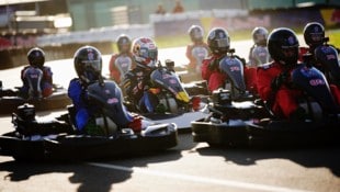 Max Verstappen mitten im Gewusel der Karts