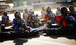 Max Verstappen mitten im Gewusel der Karts