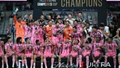 Lionel Messi feiert mit seinen Teamkollegen