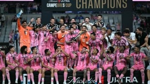 Lionel Messi feiert mit seinen Teamkollegen