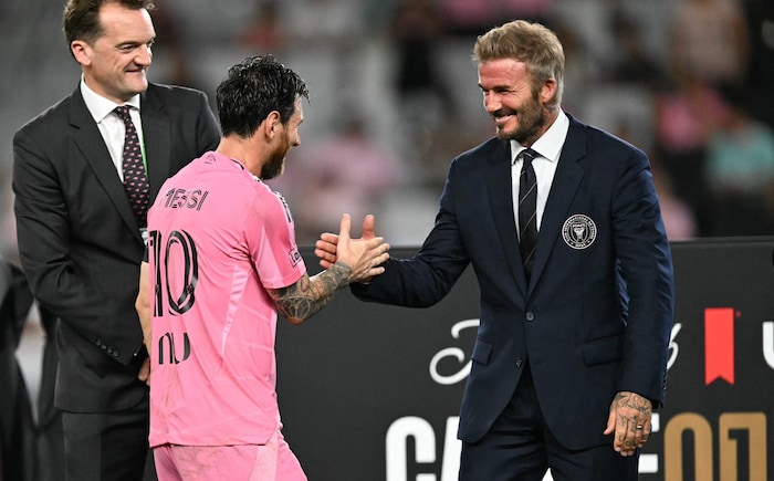 David Beckham (re.) gratuliert Lionel Messi.