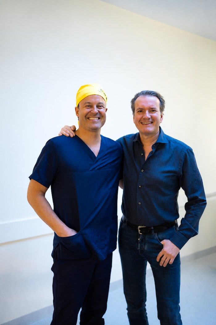 Dr. Hanselmayer mit seinem Kollegen und Operateur Dr. Simon