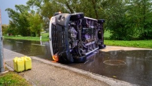 Der Wagen landete auf der Seite.