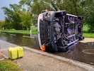 Der Wagen landete auf der Seite.