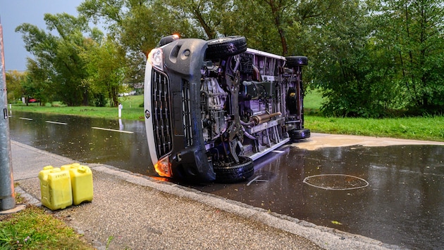 Der Wagen landete auf der Seite.