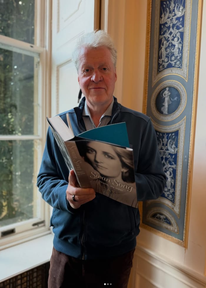 Der Earl of Spencer mit seinem Buch über seine Erinnerungen an den Tod seiner Schwester Diana.