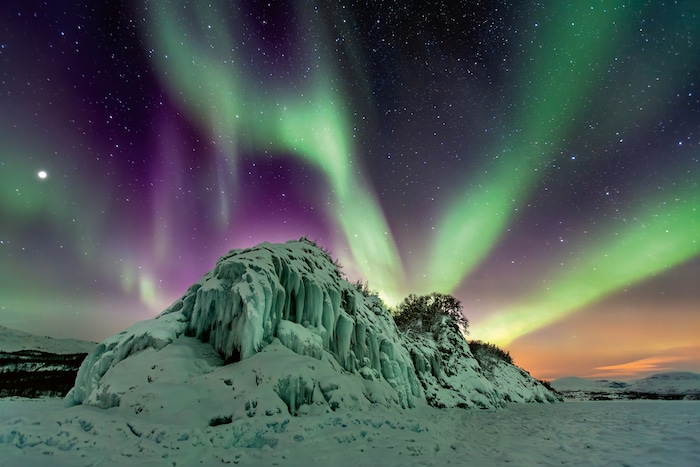 Atemberaubende Polarlichter in Torneträsk, im Abisko-Nationalpark in Schwedisch-Lappland