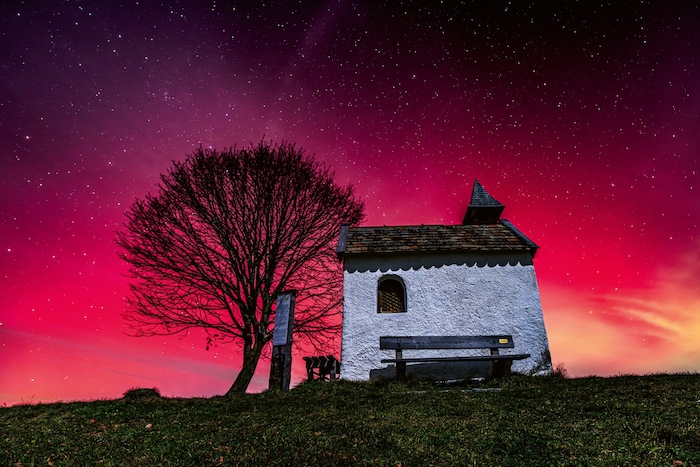 Die Mesnerhauskapelle bei Aidling im deutschen Oberbayern