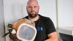 Gregor Ulrich mit dem ersten Helm der Firma Umwelt-Tauchservice: 22 Jahre alt und 12.000 Euro ...