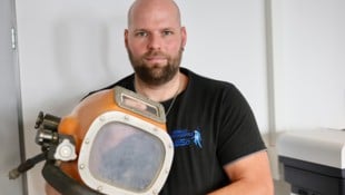 Gregor Ulrich mit dem ersten Helm der Firma Umwelt-Tauchservice: 22 Jahre alt und 12.000 Euro ...