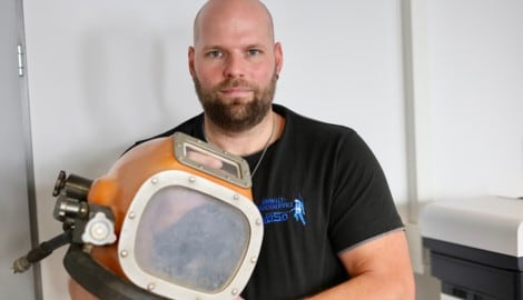 Gregor Ulrich mit dem ersten Helm der Firma Umwelt-Tauchservice: 22 Jahre alt und 12.000 Euro ...
