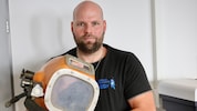 Gregor Ulrich mit dem ersten Helm der Firma Umwelt-Tauchservice: 22 Jahre alt und 12.000 Euro ...