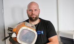 Gregor Ulrich mit dem ersten Helm der Firma Umwelt-Tauchservice: 22 Jahre alt und 12.000 Euro ...