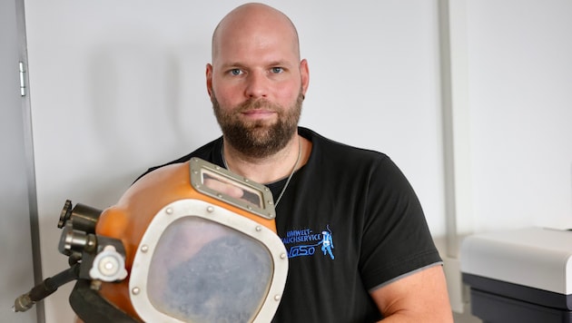 Gregor Ulrich mit dem ersten Helm der Firma Umwelt-Tauchservice: 22 Jahre alt und 12.000 Euro ...