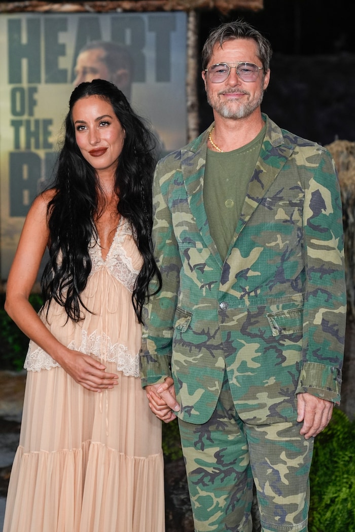 Brad Pitt posierte Händchen haltend mit Freundin Ines de Ramon für die Fotografen.