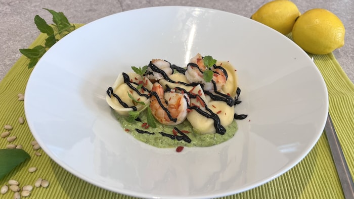 Italienischer Genuss: Hausgemachte Tortellini mit Ricotta und Minze, serviert mit gebratener ...