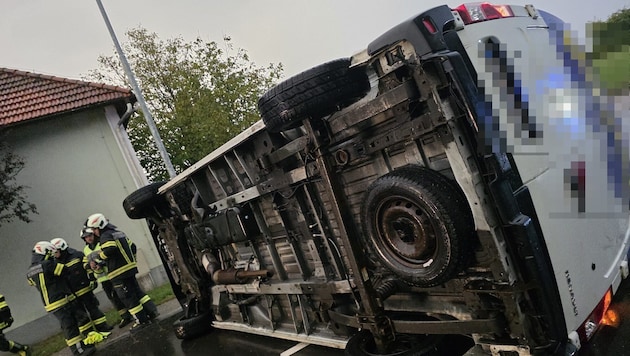 Sogar die Feuerwehrleute waren platt über den ungewöhnlichen Unfall in Mitterkirchen.