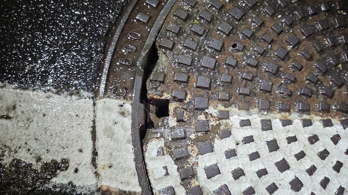Der Kanaldeckel wurde vom Blitz förmlich aufgesprengt.