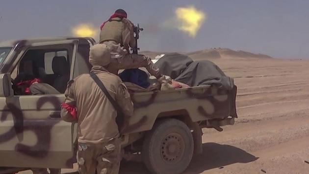 Soldaten der Regierung (Bild) im Jemenkonnten das Vorrücken der Houthi an zwei Fronten zu ...