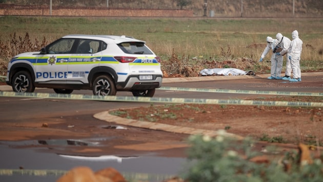 Forensiker der südafrikanischen Polizei suchen am Tatort in Boksburg, wo die neunte Frauenleiche ...