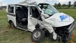 Der Schulbus wurde bei dem Unfalls schwer beschädigt.