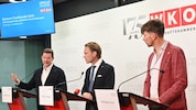 Hinter den Rednerpulten: Nikolaus Gstättner, Raimund Haberl und Wolfgang Ziniel. (von links nach ...