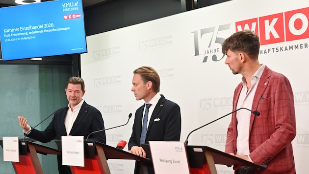 Hinter den Rednerpulten: Nikolaus Gstättner, Raimund Haberl und Wolfgang Ziniel. (von links nach ...