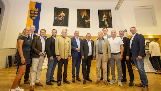 Der Gemeindesaal in Lanzenkirchen steht ganz im Zeichen der Bourbonen. Zehn reproduzierte ...