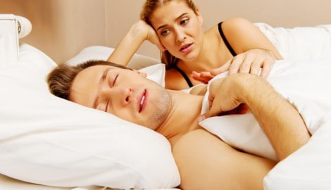 Wenn der Partner nachts redet, hört man oft ein bestimmtes Wort.