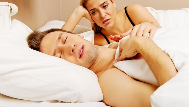 Wenn der Partner nachts redet, hört man oft ein bestimmtes Wort.