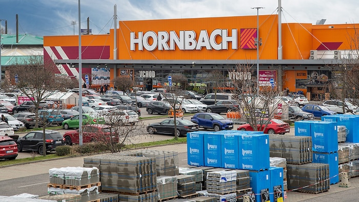 Auch bei Hornbach dominiert die Farbe Orange.