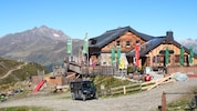 Bei der Ascher Hütte herrscht eine gemütliche Atmosphäre – links hinten der kleine Flirscher ...