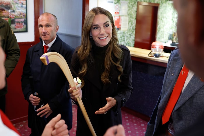 Prinzessin Kate plaudert mit den Mitgliedern des Bute Shinty Clubs und wird auf der Insel ...
