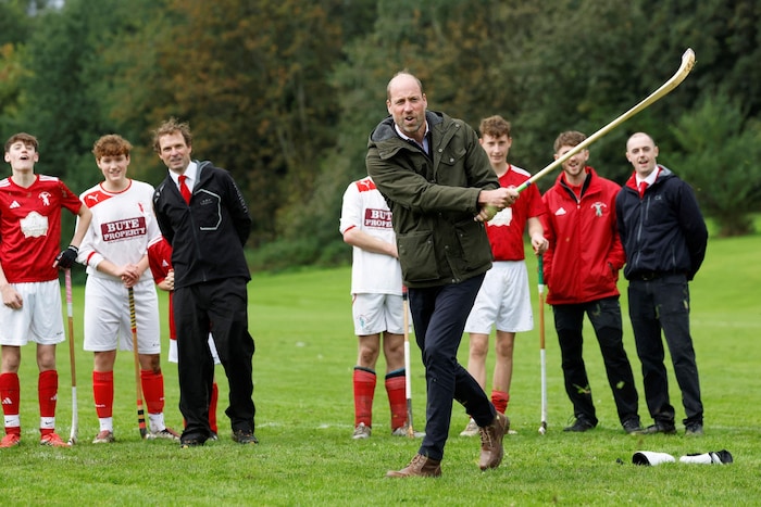 Prinz William wagt sich beim traditionsreichen Shinty-Sport aufs Feld und begeistert die ...