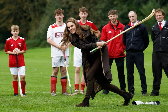 Auch Prinzessin Kate gibt auf dem Spielfeld alles und schwingt vergnügt im herbstlichen ...