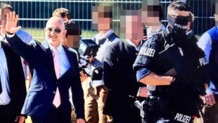 Amazon-Chef Jeff Bezos ist Fake – der Polizist aber echt, das sorgt jetzt für Wirbel.