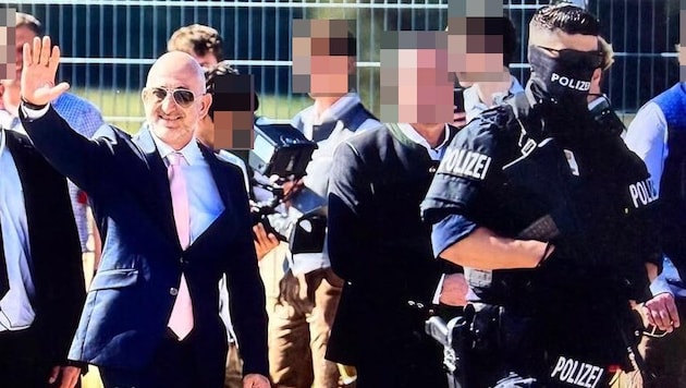 Amazon-Chef Jeff Bezos ist Fake – der Polizist aber echt, das sorgt jetzt für Wirbel.