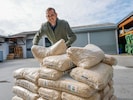 Holzpellets könnten heuer nochmals teurer werden als ohnehin schon, so Pelletshändler Mackner.