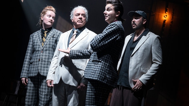 „Der Aufhaltsame Aufstieg des Arturo Ui“ mit Emma Bahlmann, Michael Scherff, Caroline Baas und ...
