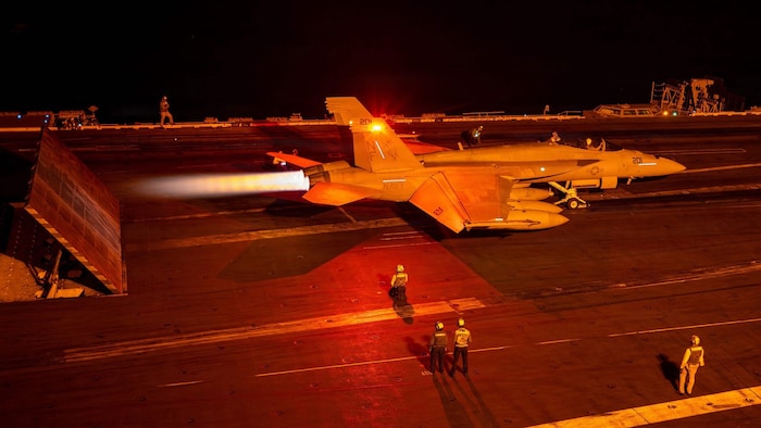 Start eines Mehrzweckkampfflugzeugs des Typs Boeing F/A-18 Super Hornet vom US-Flugzeugträger ...
