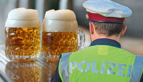 Das Anstoßen vor Dienstschluss wurde intern gemeldet und brachte dem Beamten eine Geldbuße ein.