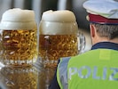Das Anstoßen vor Dienstschluss wurde intern gemeldet und brachte dem Beamten eine Geldbuße ein.