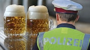 Das Anstoßen vor Dienstschluss wurde intern gemeldet und brachte dem Beamten eine Geldbuße ein.