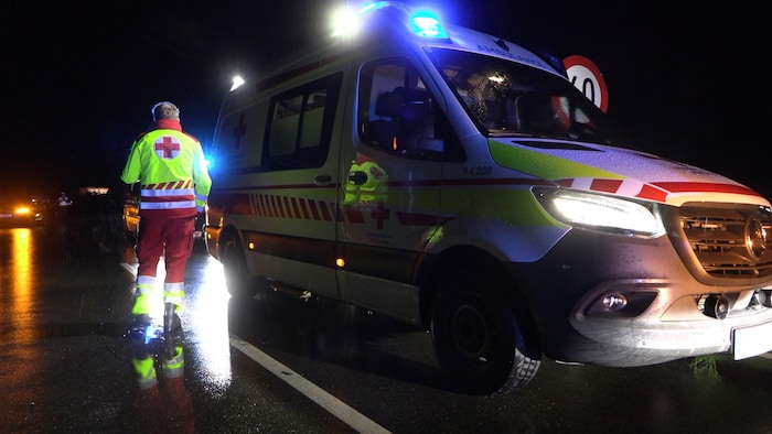 Nach medizinischer Erstversorgung wurden beide Autoinsassen von der Rettung ins Krankenhaus ...