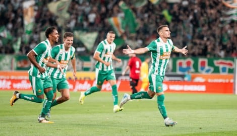 Jubelnd wie bei Rapid würden auch die Hartberg-Fans Andrija Radulovic (r.) am liebsten sehen.