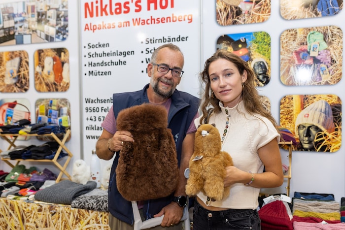 Alpaka Wolle hält im Winter schön warm. Aus der Wolle werden Mützen, Schals, Pullover und ...